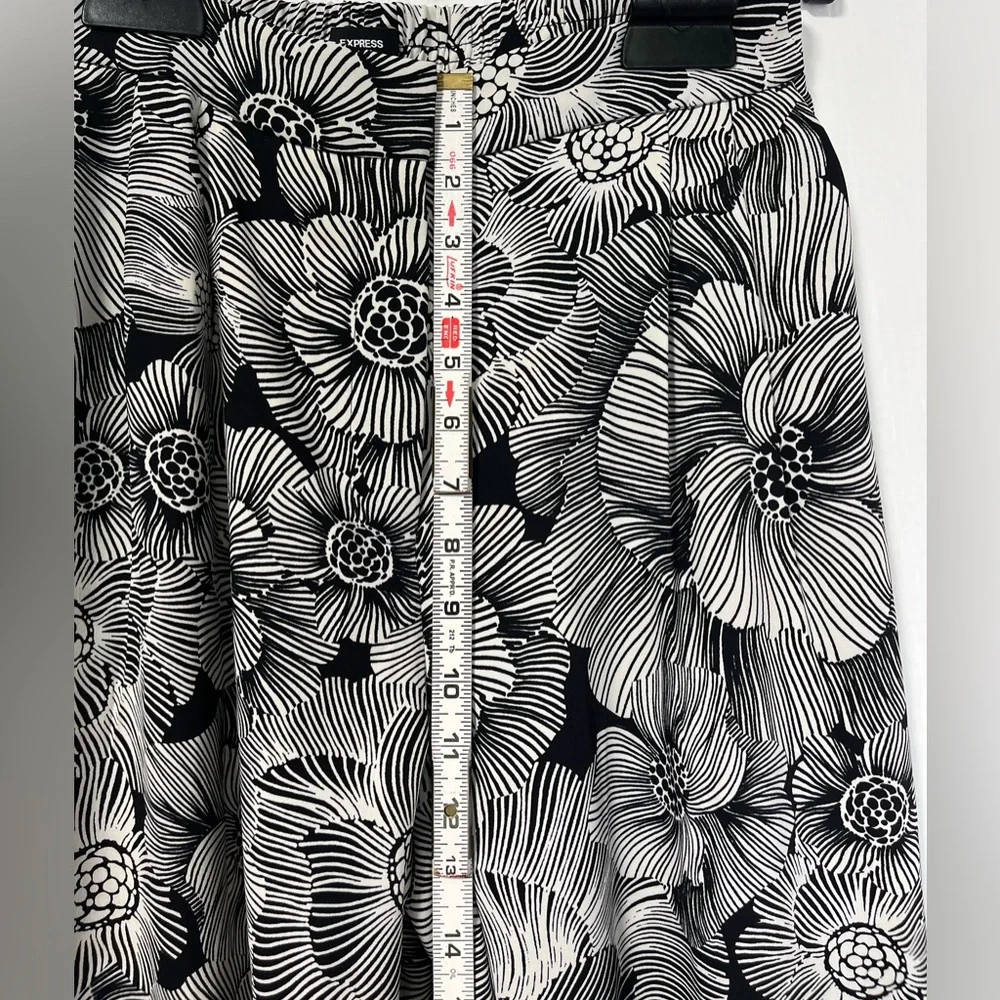 Express Stylist Super High Waisted Pleated Wide Leg Pant Floral Pant size 6 - Picture 9 of 11